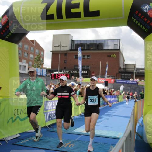 10.08.2025 - GEWOBA Citytriathlon Bremen H.Heesch http://msf.ph/oto/8540150 10.08.2025 11:42:31 Ziel 235, 476 meine-sportfotos.de