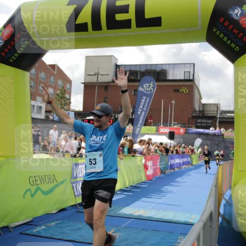 10.08.2025 - GEWOBA Citytriathlon Bremen H.Heesch http://msf.ph/oto/8540331 10.08.2025 11:42:49 Ziel 53, 139, 447, 463 meine-sportfotos.de