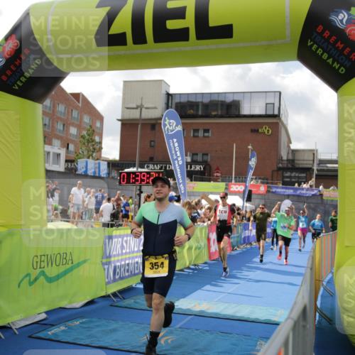 10.08.2025 - GEWOBA Citytriathlon Bremen H.Heesch http://msf.ph/oto/8540404 10.08.2025 11:43:01 Ziel 354, 355, 506 meine-sportfotos.de