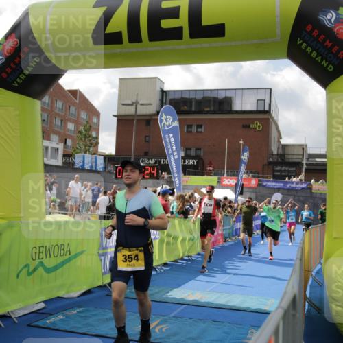 10.08.2025 - GEWOBA Citytriathlon Bremen H.Heesch http://msf.ph/oto/8540406 10.08.2025 11:43:01 Ziel 354, 355, 506 meine-sportfotos.de