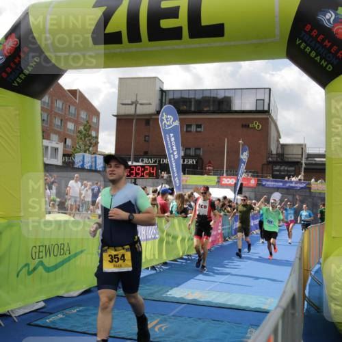 10.08.2025 - GEWOBA Citytriathlon Bremen H.Heesch http://msf.ph/oto/8540407 10.08.2025 11:43:01 Ziel 354, 355, 506 meine-sportfotos.de