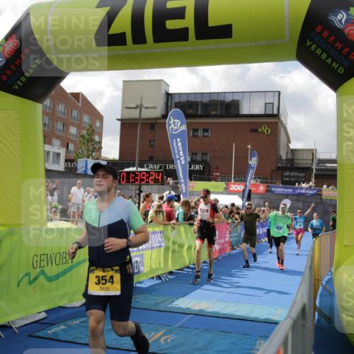10.08.2025 - GEWOBA Citytriathlon Bremen H.Heesch http://msf.ph/oto/8540408 10.08.2025 11:43:01 Ziel 354, 355, 506 meine-sportfotos.de
