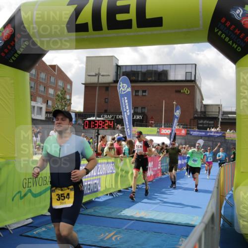 10.08.2025 - GEWOBA Citytriathlon Bremen H.Heesch http://msf.ph/oto/8540409 10.08.2025 11:43:01 Ziel 354, 355, 506 meine-sportfotos.de