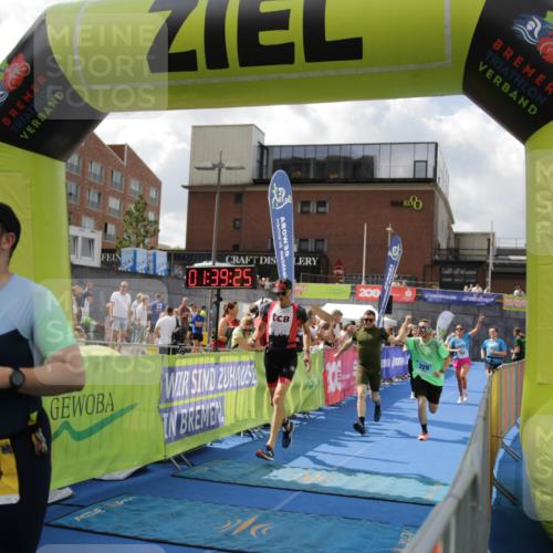 10.08.2025 - GEWOBA Citytriathlon Bremen H.Heesch http://msf.ph/oto/8540413 10.08.2025 11:43:02 Ziel 354, 355, 506 meine-sportfotos.de