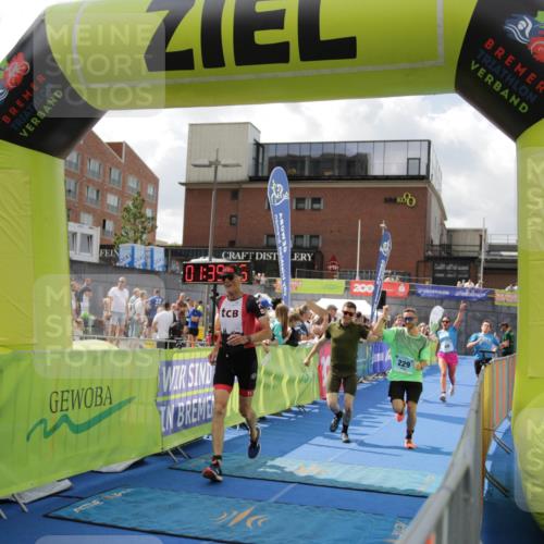 10.08.2025 - GEWOBA Citytriathlon Bremen H.Heesch http://msf.ph/oto/8540416 10.08.2025 11:43:02 Ziel 354, 355, 506 meine-sportfotos.de