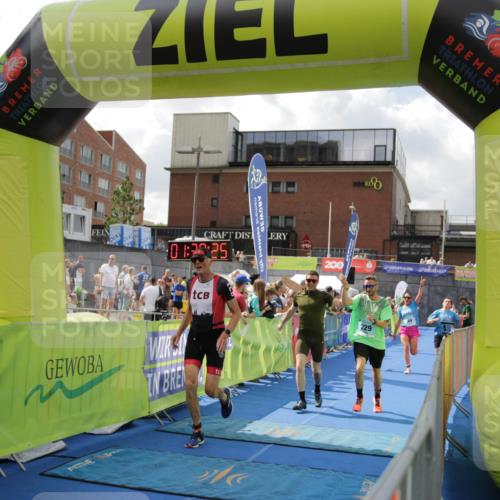 10.08.2025 - GEWOBA Citytriathlon Bremen H.Heesch http://msf.ph/oto/8540417 10.08.2025 11:43:02 Ziel 354, 355, 506 meine-sportfotos.de