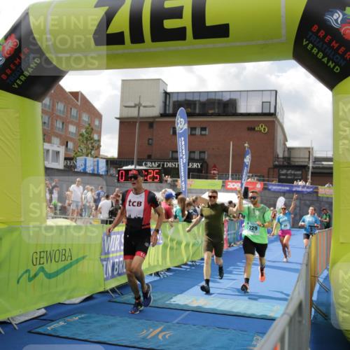 10.08.2025 - GEWOBA Citytriathlon Bremen H.Heesch http://msf.ph/oto/8540418 10.08.2025 11:43:02 Ziel 354, 355, 506 meine-sportfotos.de