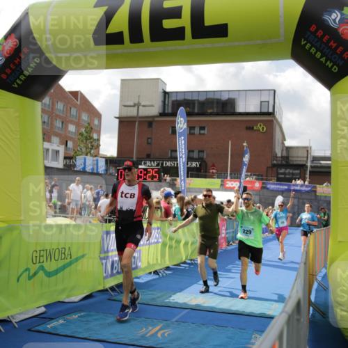 10.08.2025 - GEWOBA Citytriathlon Bremen H.Heesch http://msf.ph/oto/8540419 10.08.2025 11:43:02 Ziel 354, 355, 506 meine-sportfotos.de