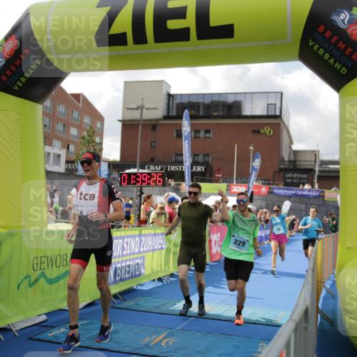 10.08.2025 - GEWOBA Citytriathlon Bremen H.Heesch http://msf.ph/oto/8540423 10.08.2025 11:43:03 Ziel 49, 354, 355, 506 meine-sportfotos.de