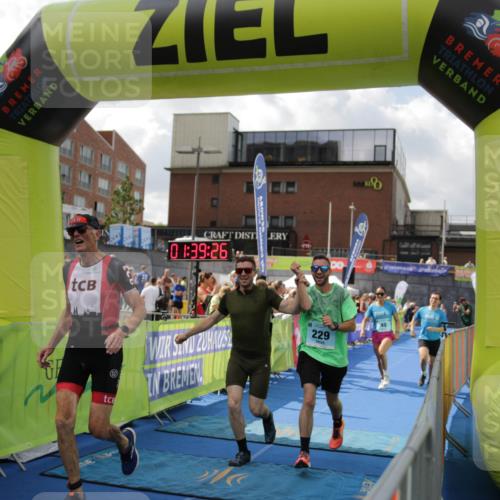 10.08.2025 - GEWOBA Citytriathlon Bremen H.Heesch http://msf.ph/oto/8540425 10.08.2025 11:43:03 Ziel 49, 354, 355, 506 meine-sportfotos.de