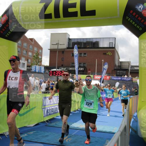 10.08.2025 - GEWOBA Citytriathlon Bremen H.Heesch http://msf.ph/oto/8540427 10.08.2025 11:43:03 Ziel 49, 354, 355, 506 meine-sportfotos.de