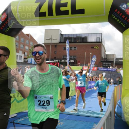 10.08.2025 - GEWOBA Citytriathlon Bremen H.Heesch http://msf.ph/oto/8540434 10.08.2025 11:43:04 Ziel 49, 354, 355, 506 meine-sportfotos.de