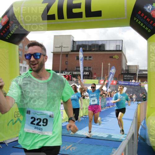 10.08.2025 - GEWOBA Citytriathlon Bremen H.Heesch http://msf.ph/oto/8540435 10.08.2025 11:43:04 Ziel 49, 354, 355, 506 meine-sportfotos.de