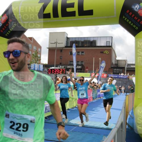 10.08.2025 - GEWOBA Citytriathlon Bremen H.Heesch http://msf.ph/oto/8540436 10.08.2025 11:43:04 Ziel 49, 354, 355, 506 meine-sportfotos.de