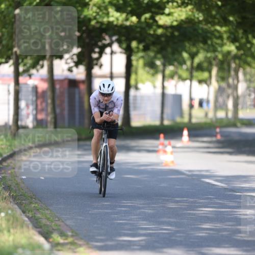 10.08.2025 - GEWOBA Citytriathlon Bremen Yannick Fuchs http://msf.ph/oto/8540642 10.08.2025 10:23:42 Radfahren 375, 391 meine-sportfotos.de