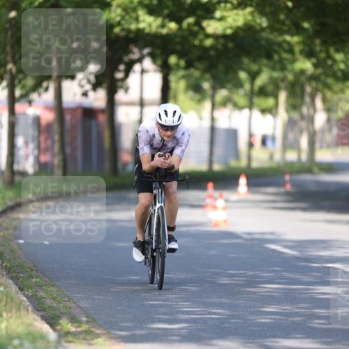 10.08.2025 - GEWOBA Citytriathlon Bremen Yannick Fuchs http://msf.ph/oto/8540643 10.08.2025 10:23:42 Radfahren 375, 391 meine-sportfotos.de