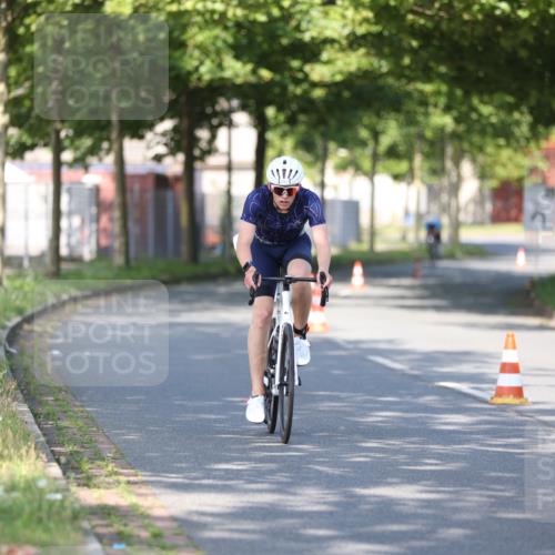 10.08.2025 - GEWOBA Citytriathlon Bremen Yannick Fuchs http://msf.ph/oto/8540715 10.08.2025 10:27:43 Radfahren 351, 422 meine-sportfotos.de