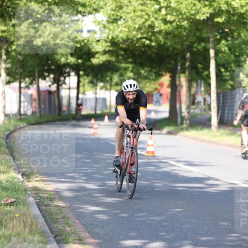 10.08.2025 - GEWOBA Citytriathlon Bremen Yannick Fuchs http://msf.ph/oto/8540739 10.08.2025 10:29:26 Radfahren 386, 412, 509, 510 meine-sportfotos.de