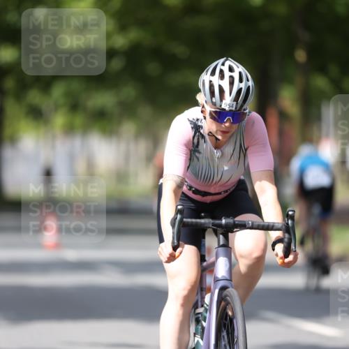 10.08.2025 - GEWOBA Citytriathlon Bremen Yannick Fuchs http://msf.ph/oto/8540874 10.08.2025 12:43:56 Radfahren 608, 907, 908, 954, 1012, 1036 meine-sportfotos.de
