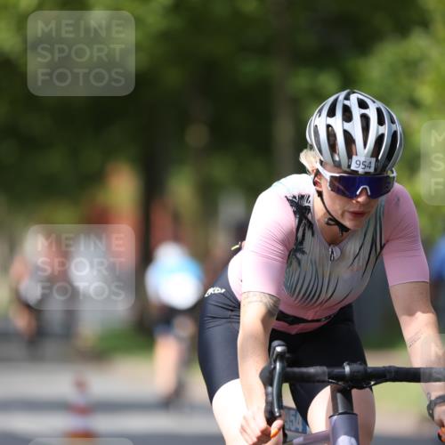 10.08.2025 - GEWOBA Citytriathlon Bremen Yannick Fuchs http://msf.ph/oto/8540877 10.08.2025 12:43:56 Radfahren 608, 907, 908, 954, 1012, 1036 meine-sportfotos.de