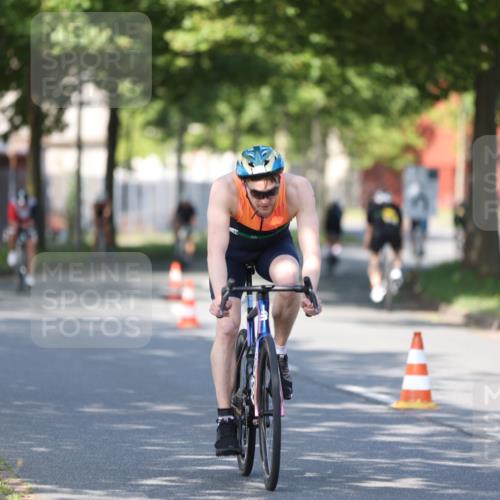 10.08.2025 - GEWOBA Citytriathlon Bremen Yannick Fuchs http://msf.ph/oto/8540933 10.08.2025 10:32:52 Radfahren 349, 355, 371, 384, 390, 430, 483 meine-sportfotos.de