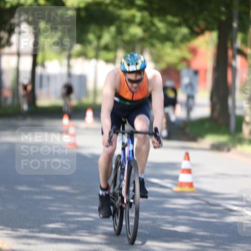 10.08.2025 - GEWOBA Citytriathlon Bremen Yannick Fuchs http://msf.ph/oto/8540935 10.08.2025 10:32:52 Radfahren 349, 355, 371, 384, 390, 430, 483 meine-sportfotos.de