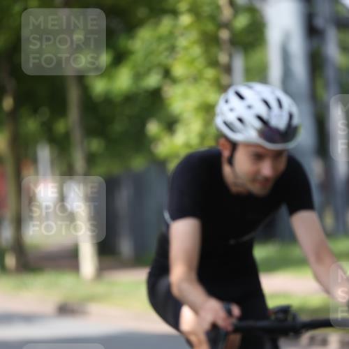 10.08.2025 - GEWOBA Citytriathlon Bremen Yannick Fuchs http://msf.ph/oto/8540948 10.08.2025 12:44:13 Radfahren 661, 669, 693, 703, 713, 731, 746, 908, 965, 1036 meine-sportfotos.de