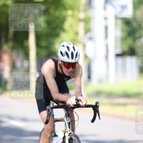 10.08.2025 - GEWOBA Citytriathlon Bremen Yannick Fuchs http://msf.ph/oto/8540965 10.08.2025 10:33:00 Radfahren 355, 371, 384, 390, 430 meine-sportfotos.de