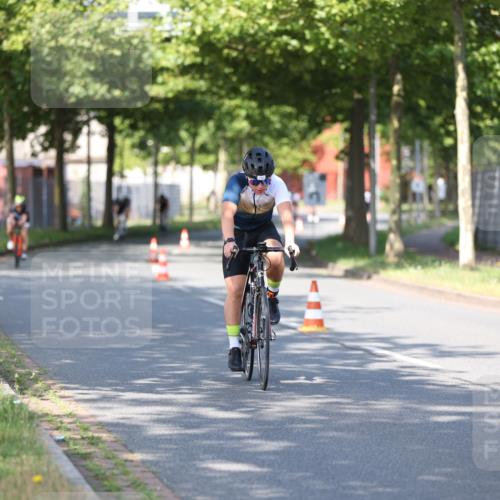 10.08.2025 - GEWOBA Citytriathlon Bremen Yannick Fuchs http://msf.ph/oto/8540983 10.08.2025 10:33:41 Radfahren 81, 127, 151, 245, 350, 394, 400, 428, 479, 491, 504 meine-sportfotos.de