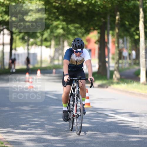 10.08.2025 - GEWOBA Citytriathlon Bremen Yannick Fuchs http://msf.ph/oto/8540985 10.08.2025 10:33:41 Radfahren 81, 127, 151, 245, 350, 394, 400, 428, 479, 491, 504 meine-sportfotos.de