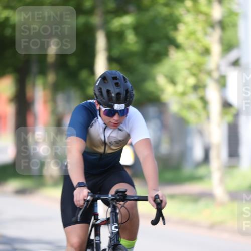 10.08.2025 - GEWOBA Citytriathlon Bremen Yannick Fuchs http://msf.ph/oto/8540987 10.08.2025 10:33:41 Radfahren 81, 127, 151, 245, 350, 394, 400, 428, 479, 491, 504 meine-sportfotos.de