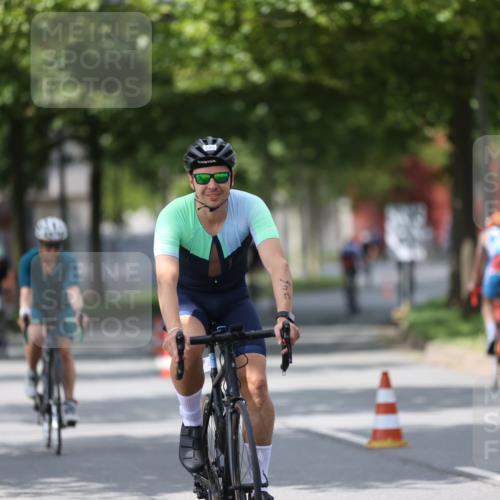 10.08.2025 - GEWOBA Citytriathlon Bremen Yannick Fuchs http://msf.ph/oto/8541004 10.08.2025 12:44:23 Radfahren 586, 661, 669, 693, 703, 713, 731, 746, 911, 965 meine-sportfotos.de
