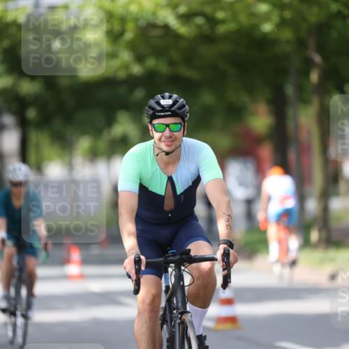 10.08.2025 - GEWOBA Citytriathlon Bremen Yannick Fuchs http://msf.ph/oto/8541007 10.08.2025 12:44:23 Radfahren 586, 661, 669, 693, 703, 713, 731, 746, 911, 965 meine-sportfotos.de