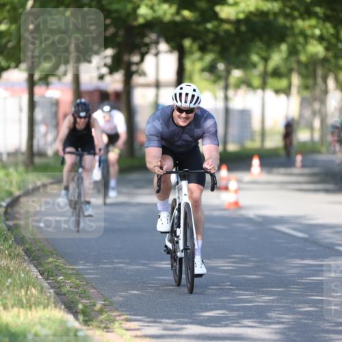 10.08.2025 - GEWOBA Citytriathlon Bremen Yannick Fuchs http://msf.ph/oto/8541018 10.08.2025 10:33:47 Radfahren 81, 97, 151, 161, 245, 350, 394, 400, 427, 428, 451, 491, 504, 512 meine-sportfotos.de