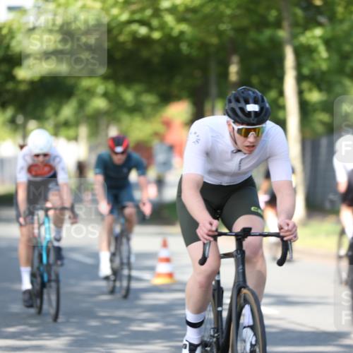 10.08.2025 - GEWOBA Citytriathlon Bremen Yannick Fuchs http://msf.ph/oto/8541036 10.08.2025 10:33:50 Radfahren 81, 97, 151, 161, 245, 350, 394, 400, 409, 427, 428, 451, 491, 504, 512 meine-sportfotos.de