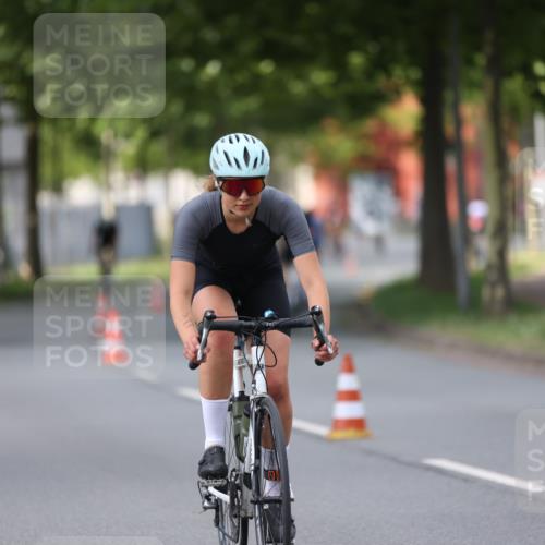 10.08.2025 - GEWOBA Citytriathlon Bremen Yannick Fuchs http://msf.ph/oto/8541039 10.08.2025 12:44:28 Radfahren 586, 669, 693, 703, 713, 746, 800, 819, 911, 965 meine-sportfotos.de