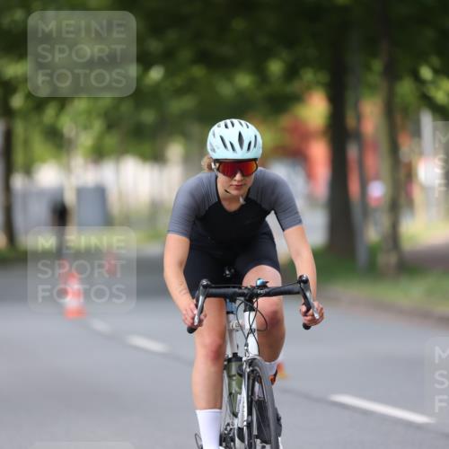 10.08.2025 - GEWOBA Citytriathlon Bremen Yannick Fuchs http://msf.ph/oto/8541042 10.08.2025 12:44:28 Radfahren 586, 669, 693, 703, 713, 746, 800, 819, 911, 965 meine-sportfotos.de