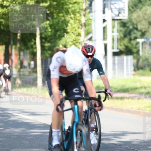 10.08.2025 - GEWOBA Citytriathlon Bremen Yannick Fuchs http://msf.ph/oto/8541046 10.08.2025 10:33:51 Radfahren 81, 97, 151, 161, 245, 350, 394, 400, 409, 419, 427, 428, 451, 491, 504, 512 meine-sportfotos.de