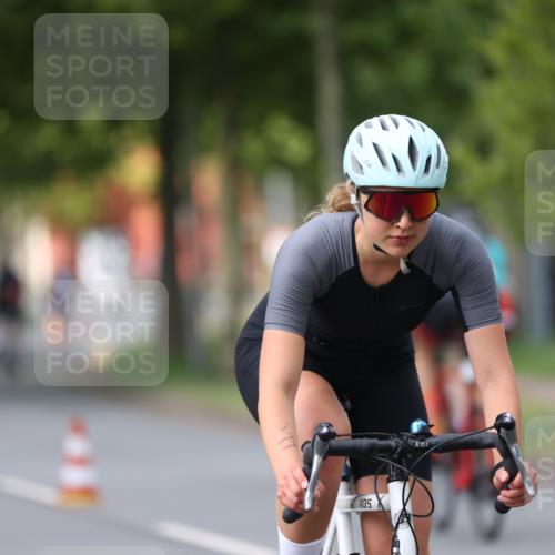 10.08.2025 - GEWOBA Citytriathlon Bremen Yannick Fuchs http://msf.ph/oto/8541047 10.08.2025 12:44:28 Radfahren 586, 669, 693, 703, 713, 746, 800, 819, 911, 965 meine-sportfotos.de