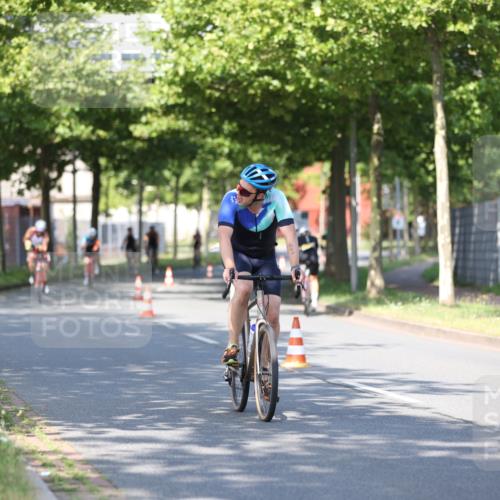 10.08.2025 - GEWOBA Citytriathlon Bremen Yannick Fuchs http://msf.ph/oto/8541048 10.08.2025 10:33:51 Radfahren 81, 97, 151, 161, 245, 350, 394, 400, 409, 419, 427, 428, 451, 491, 504, 512 meine-sportfotos.de