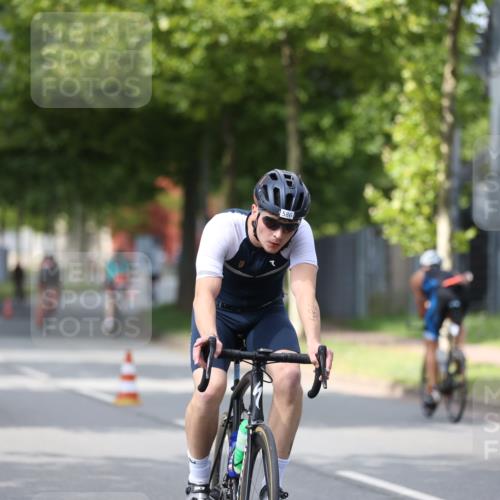 10.08.2025 - GEWOBA Citytriathlon Bremen Yannick Fuchs http://msf.ph/oto/8541054 10.08.2025 12:44:32 Radfahren 586, 607, 669, 713, 746, 800, 819, 911, 958, 965, 1030 meine-sportfotos.de