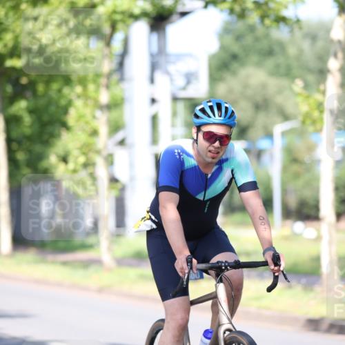 10.08.2025 - GEWOBA Citytriathlon Bremen Yannick Fuchs http://msf.ph/oto/8541057 10.08.2025 10:33:52 Radfahren 81, 97, 151, 161, 245, 350, 394, 400, 409, 419, 427, 451, 491, 504, 512 meine-sportfotos.de