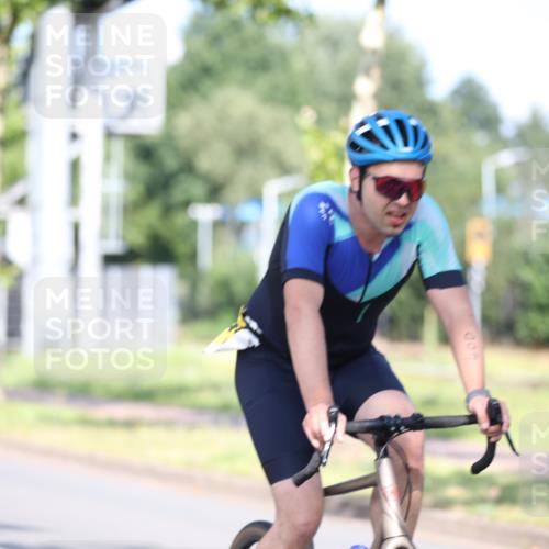 10.08.2025 - GEWOBA Citytriathlon Bremen Yannick Fuchs http://msf.ph/oto/8541058 10.08.2025 10:33:53 Radfahren 81, 97, 151, 161, 245, 350, 394, 400, 409, 419, 427, 451, 491, 504, 512 meine-sportfotos.de