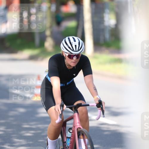 10.08.2025 - GEWOBA Citytriathlon Bremen Yannick Fuchs http://msf.ph/oto/8541061 10.08.2025 10:34:45 Radfahren 21, 129, 147, 213, 358, 413, 442, 500 meine-sportfotos.de