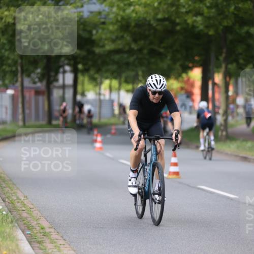 10.08.2025 - GEWOBA Citytriathlon Bremen Yannick Fuchs http://msf.ph/oto/8541069 10.08.2025 12:44:35 Radfahren 586, 607, 669, 800, 809, 819, 911, 958, 965, 1030 meine-sportfotos.de
