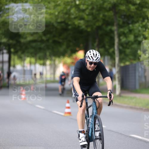 10.08.2025 - GEWOBA Citytriathlon Bremen Yannick Fuchs http://msf.ph/oto/8541073 10.08.2025 12:44:35 Radfahren 586, 607, 669, 800, 809, 819, 911, 958, 965, 1030 meine-sportfotos.de