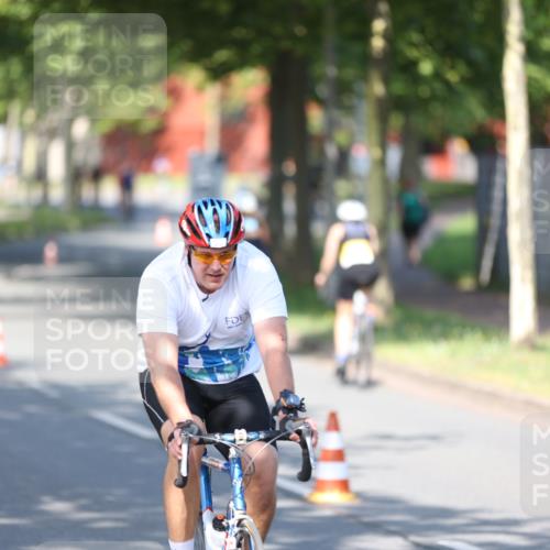 10.08.2025 - GEWOBA Citytriathlon Bremen Yannick Fuchs http://msf.ph/oto/8541076 10.08.2025 10:34:48 Radfahren 21, 129, 147, 213, 358, 379, 413, 442, 500 meine-sportfotos.de