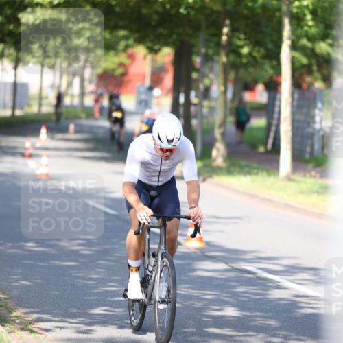 10.08.2025 - GEWOBA Citytriathlon Bremen Yannick Fuchs http://msf.ph/oto/8541089 10.08.2025 10:34:52 Radfahren 21, 129, 147, 181, 379, 404, 413, 442, 461 meine-sportfotos.de