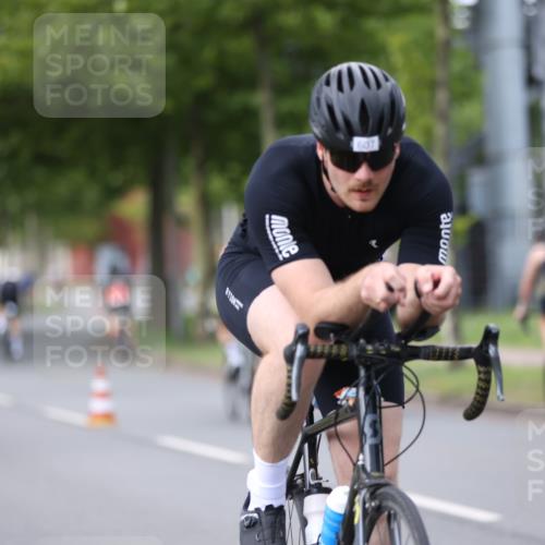 10.08.2025 - GEWOBA Citytriathlon Bremen Yannick Fuchs http://msf.ph/oto/8541111 10.08.2025 12:44:43 Radfahren 586, 607, 638, 800, 809, 819, 958, 1030 meine-sportfotos.de