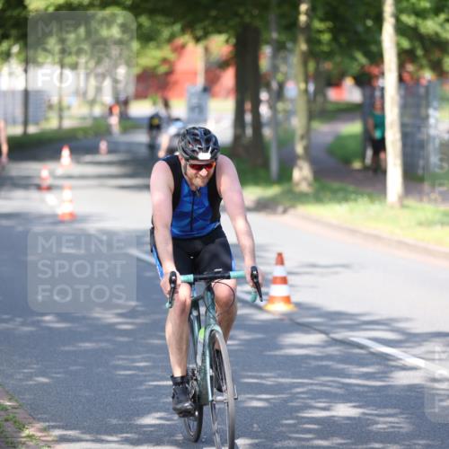 10.08.2025 - GEWOBA Citytriathlon Bremen Yannick Fuchs http://msf.ph/oto/8541124 10.08.2025 10:35:01 Radfahren 21, 129, 147, 181, 241, 379, 393, 404, 413, 445, 461 meine-sportfotos.de
